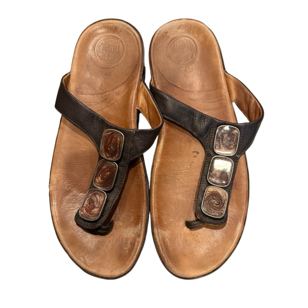 FITFLOP PIETRA II BROWN JEWELED BILL LEATHER FLIP FLOP THONG SANDALS. 
SIZE 10.